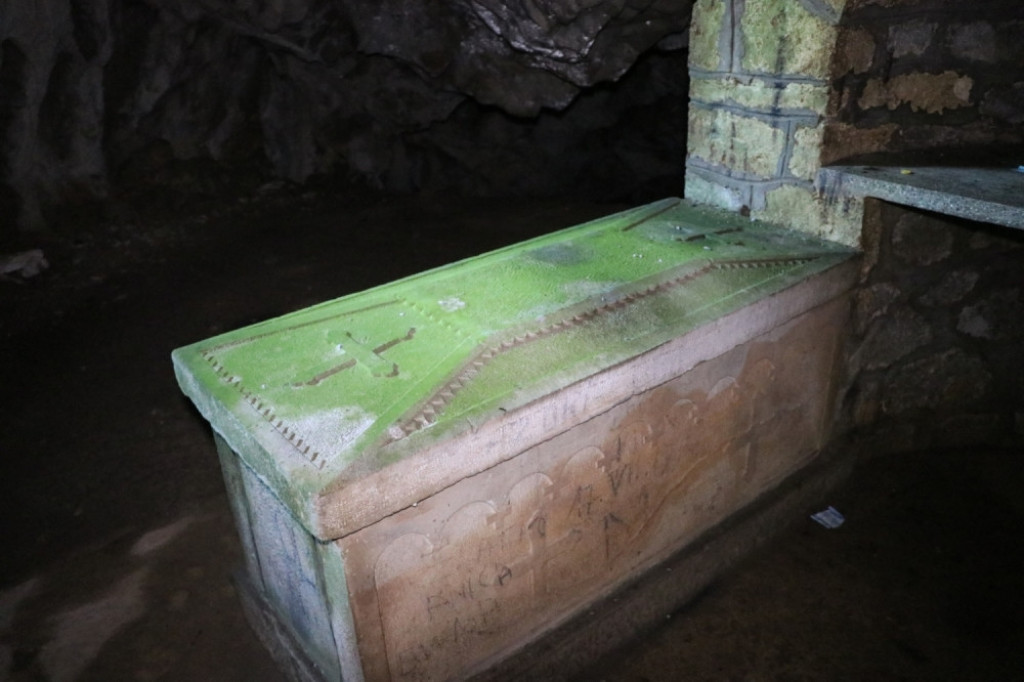 Kađenica pećina, crkva