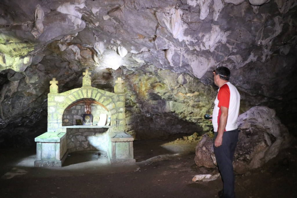 Kađenica pećina, crkva