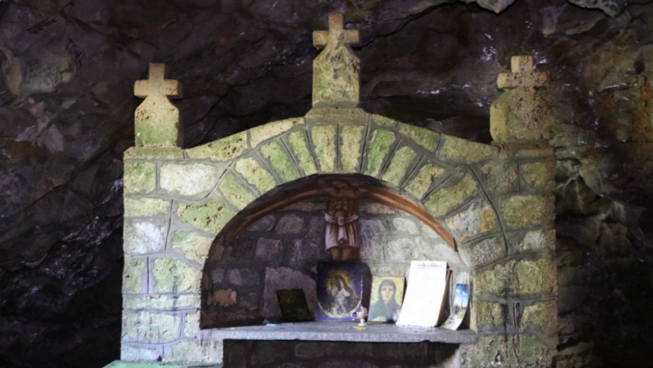 Kađenica pećina, crkva