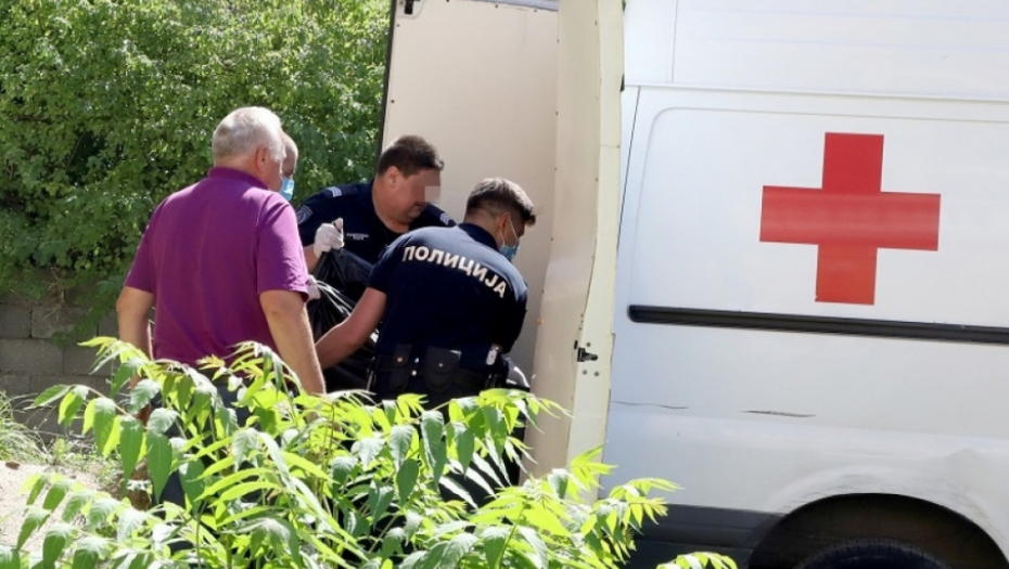 Milorad Radenković, policija odnosi telo preminulog