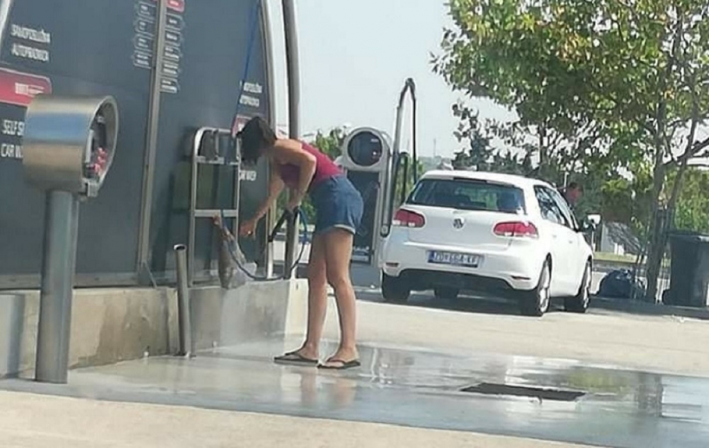 Žena pere pr&scaron;utu