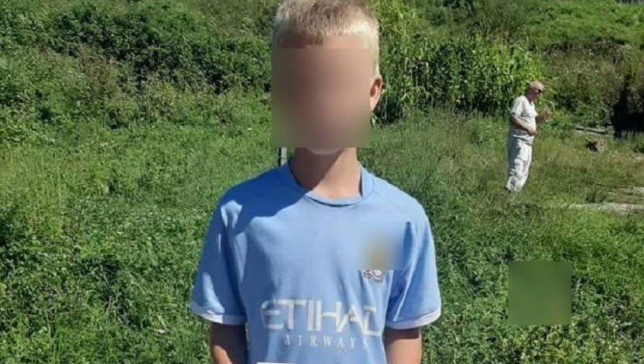 Dečak prodaje voće