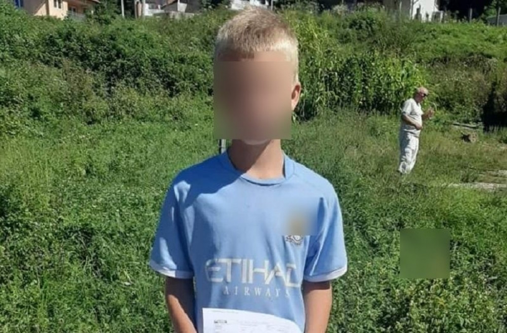 Dečak prodaje voće