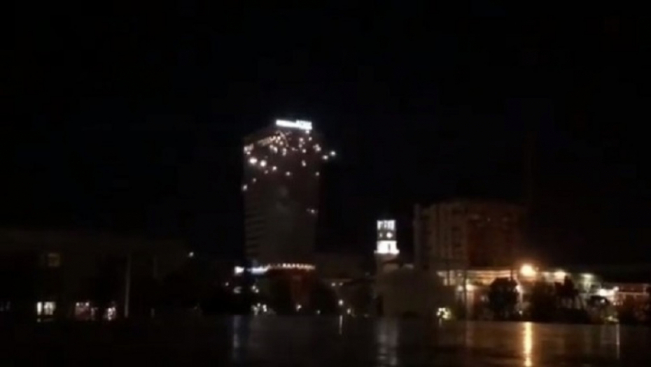 Vatromet i baklje ispred hotela fudbalera Crvene zvezde u Tirani