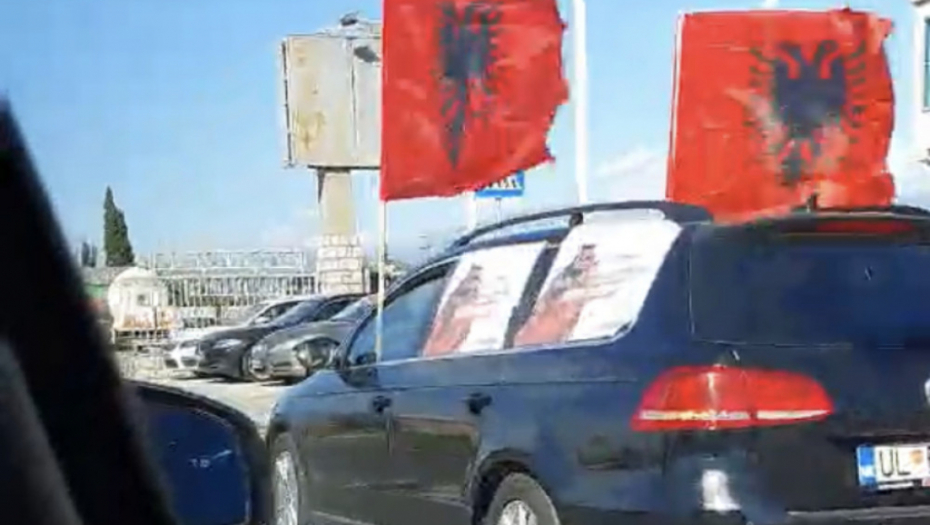 Kolona sa albanskim zastavama