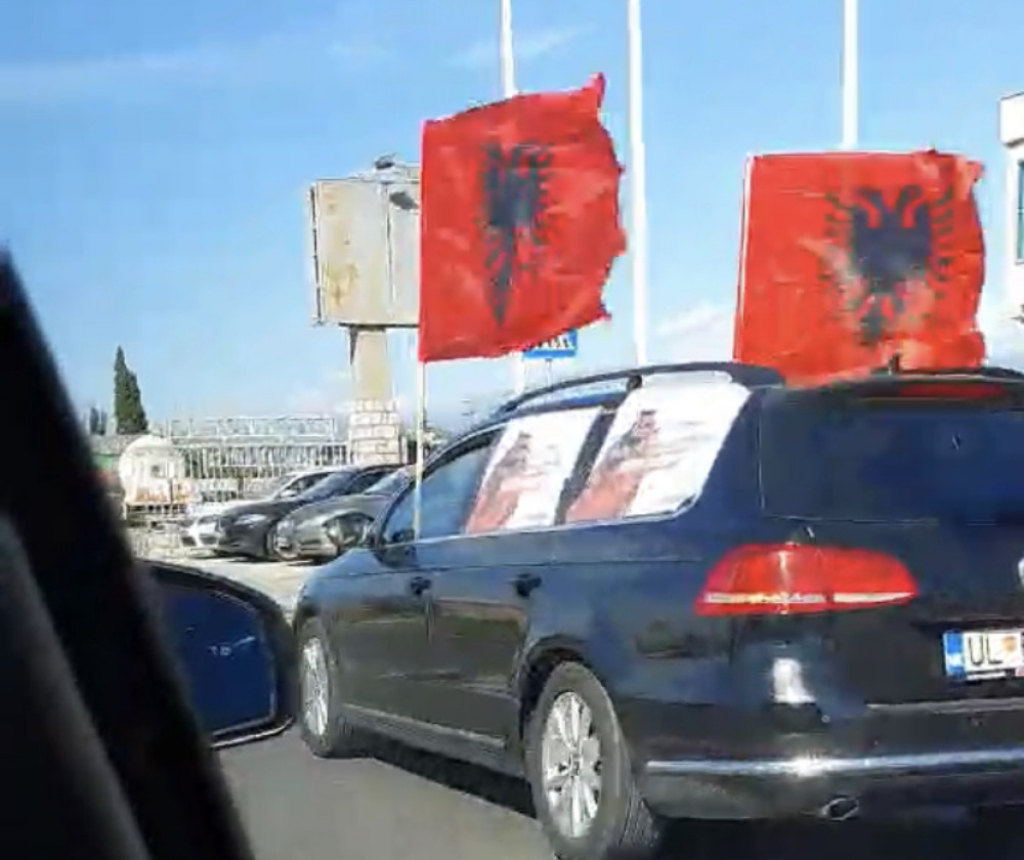 Kolona sa albanskim zastavama