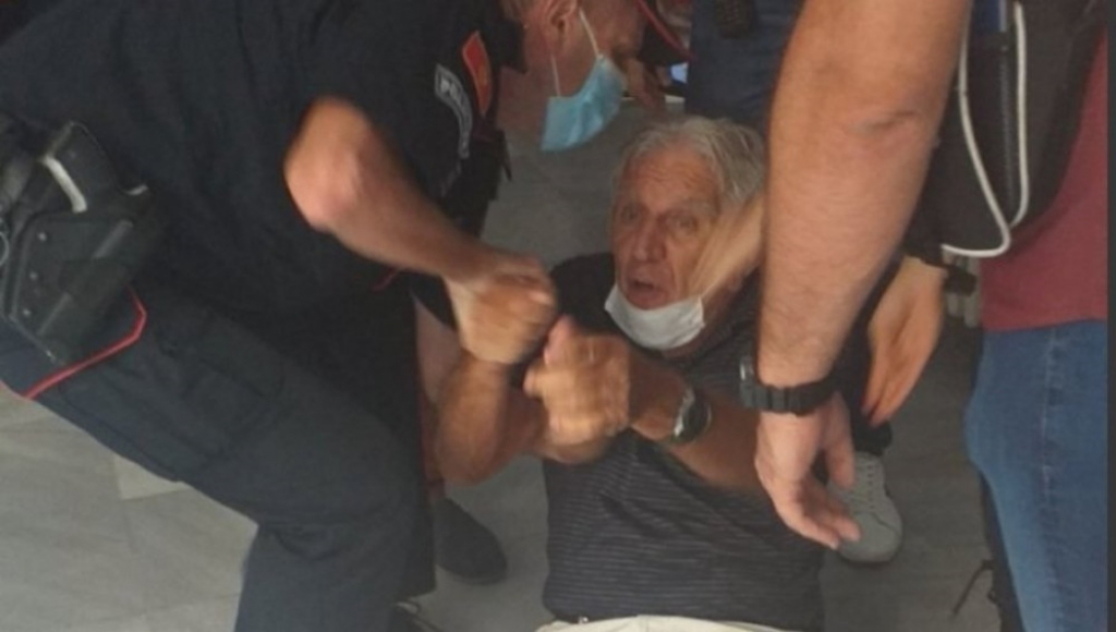 Policija vuče starca po podu