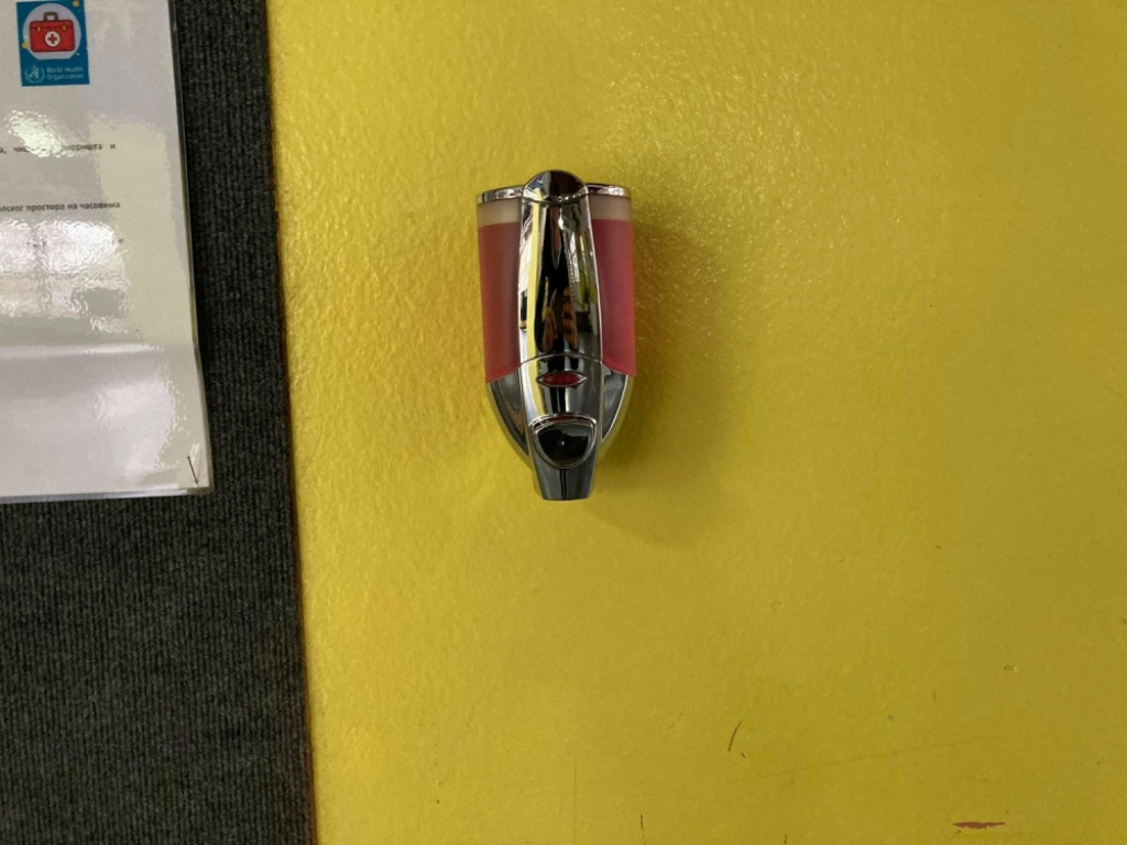 Škola, korona, plakati