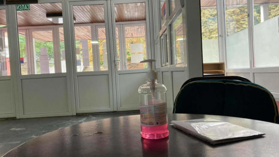 Škola, korona, plakati