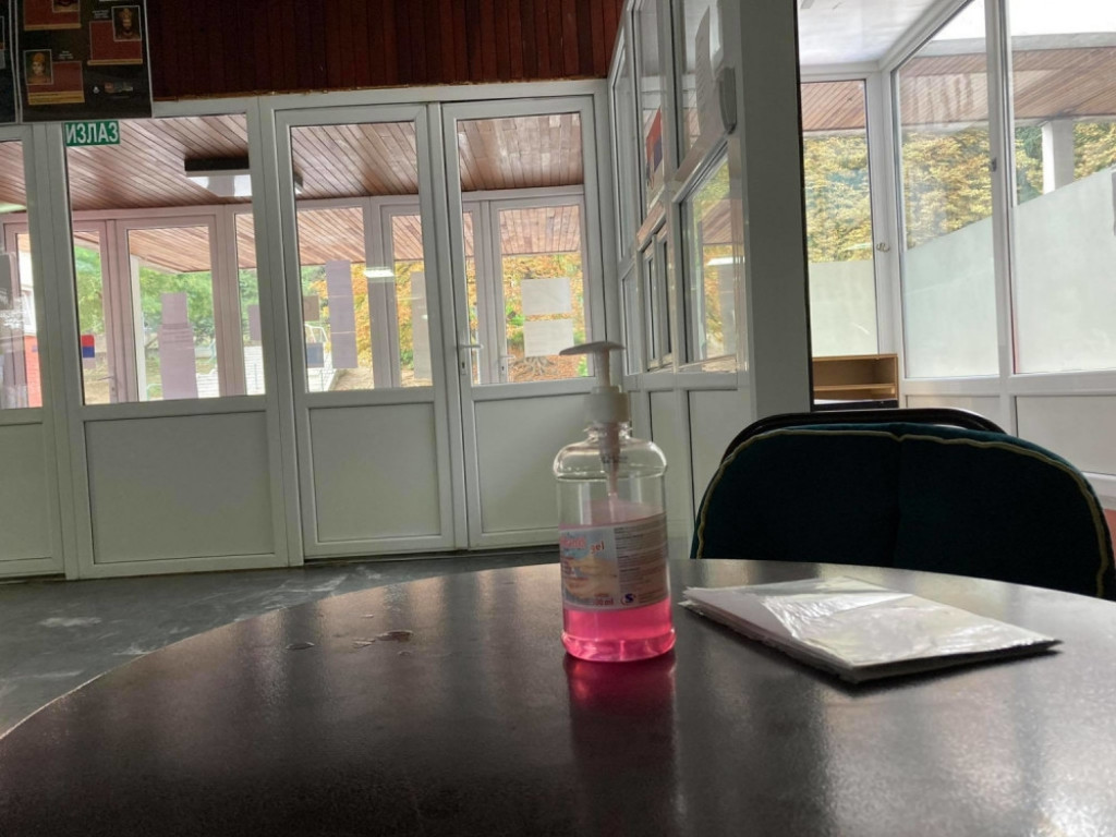 Škola, korona, plakati