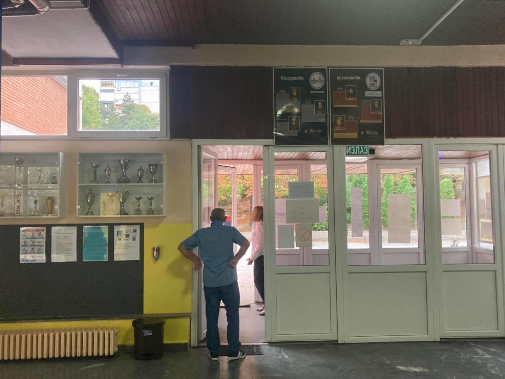 Dežurni učitelji dočekuju đake