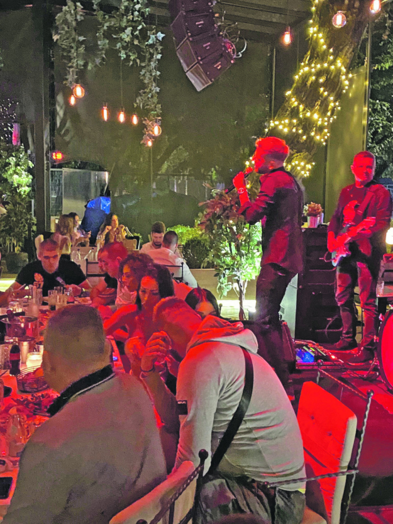 Janju&scaron; i Maja &scaron;apuću