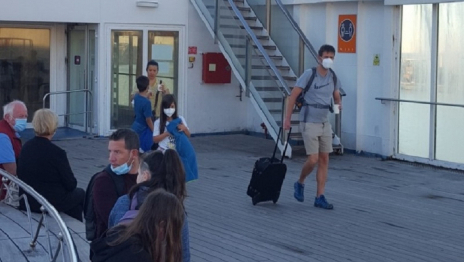 Trajekt, putnici, turisti