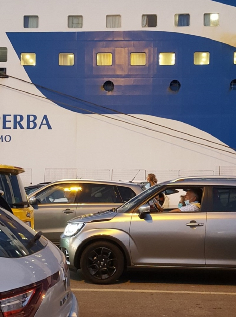 Trajekt, putnici, turisti