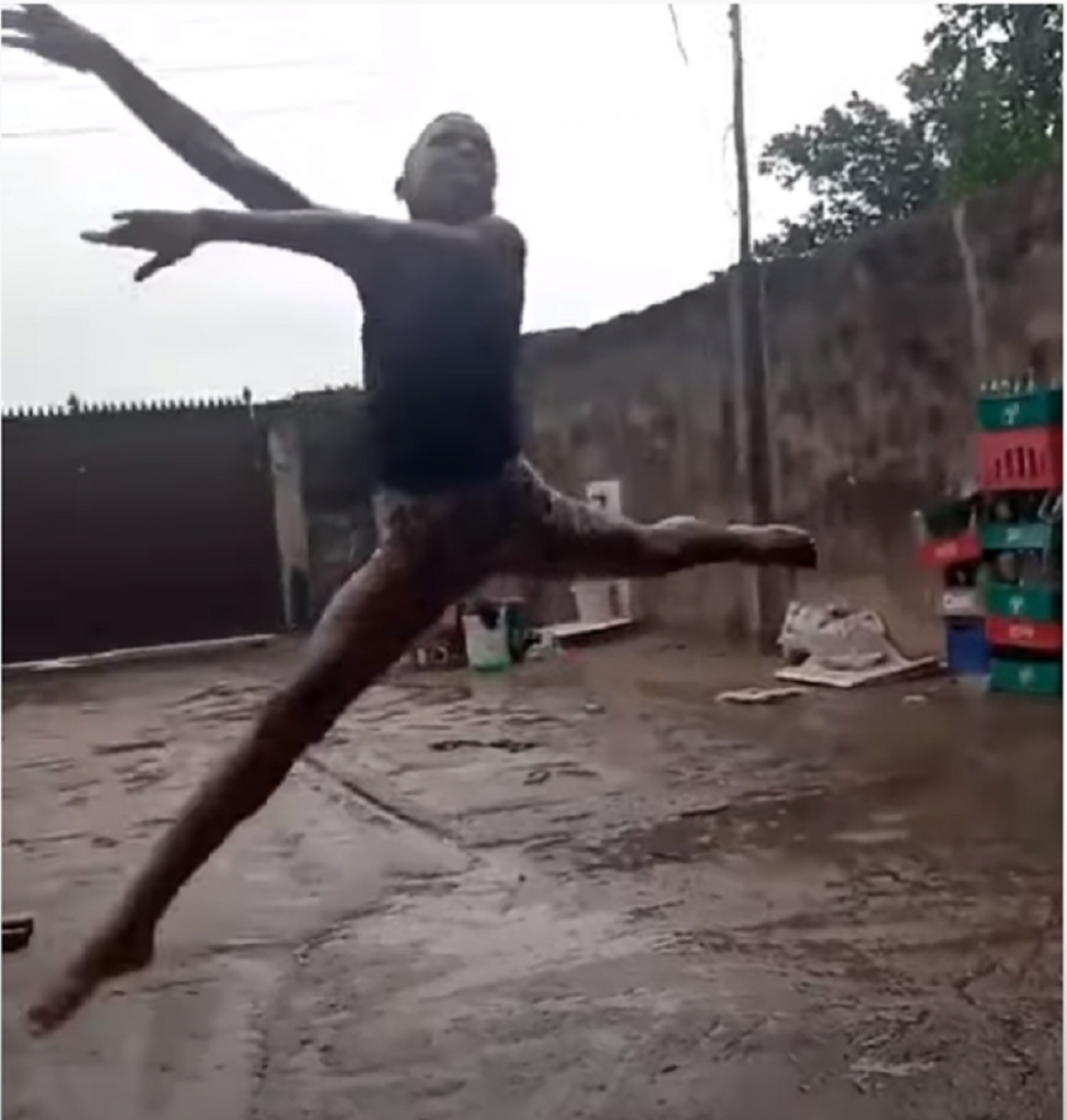 Dečak pleše na kiši