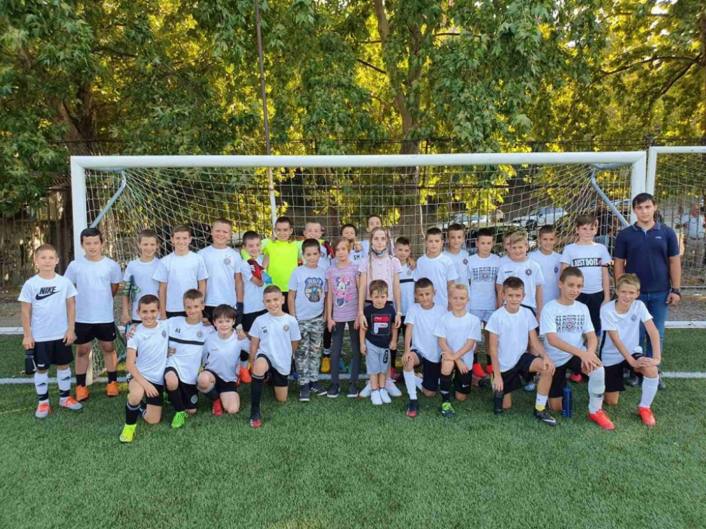 Deca sa Kosova i Metohije sa omladincima Partizana