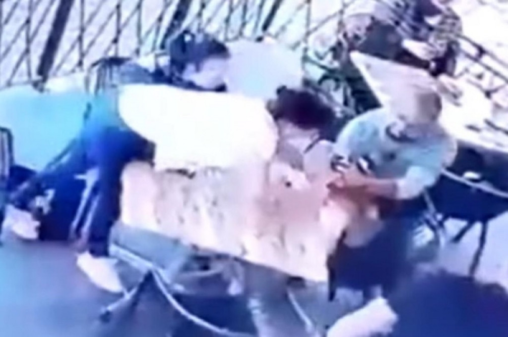 Poku&scaron;aj otmice u restoranu