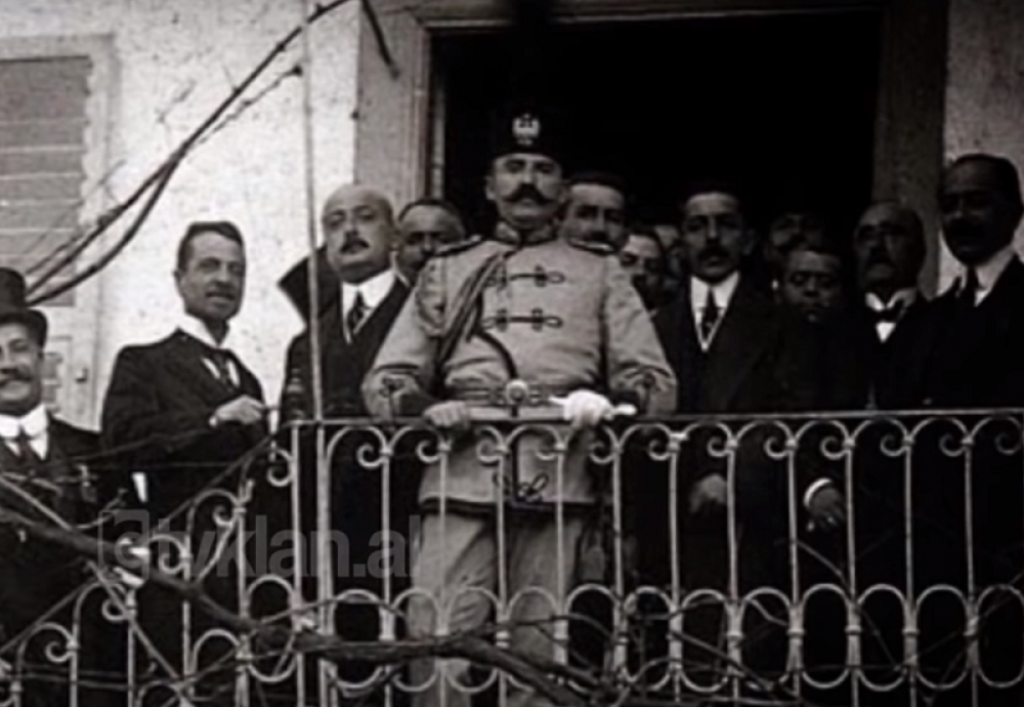 Esad paša Toptani (u uniformi)