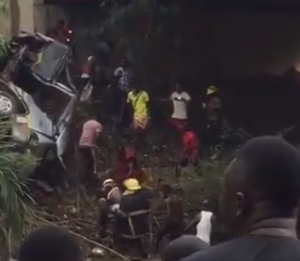 Prevrnuti autobus sa fudbalerima