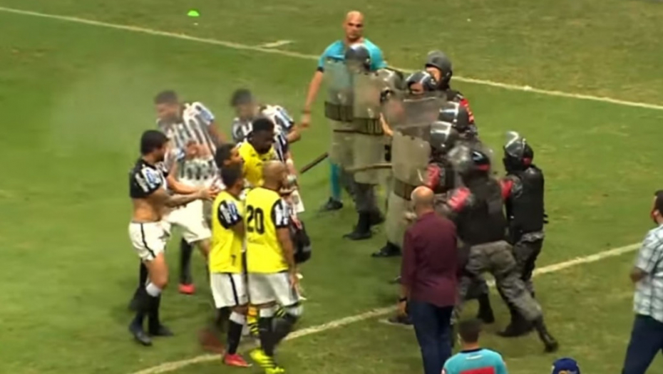 Fudbaler i policija na stadionu u Brazilu