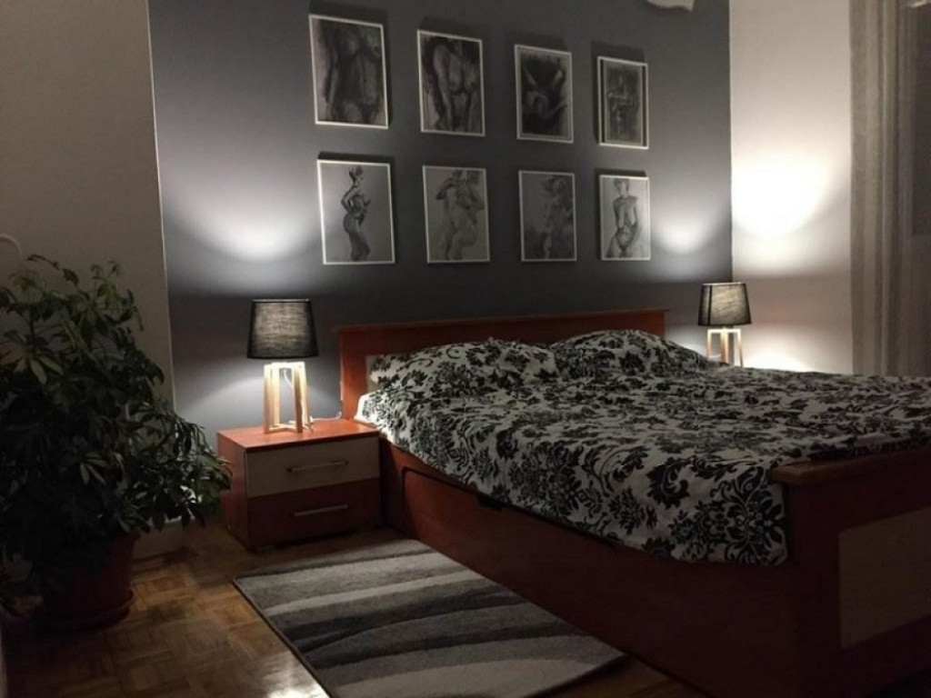 Stan sa igračkama na polici