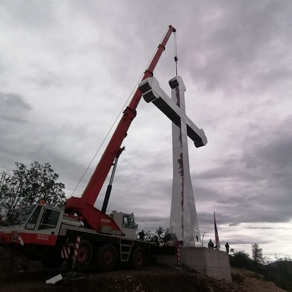 Podizanje krsta kod Leposavića