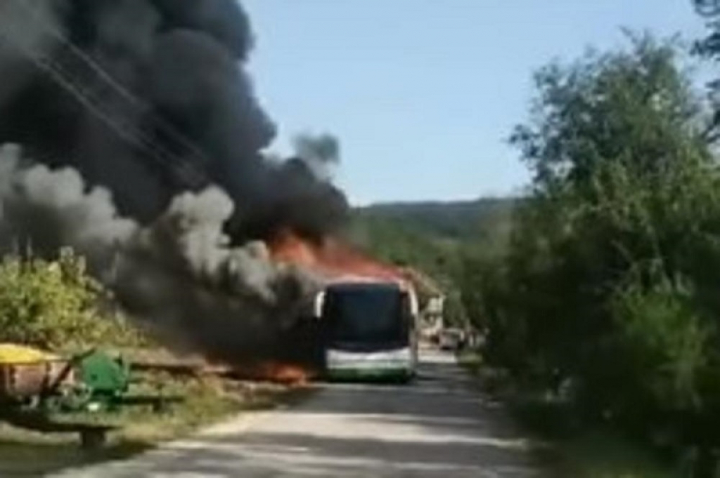 Autobus u plamenu