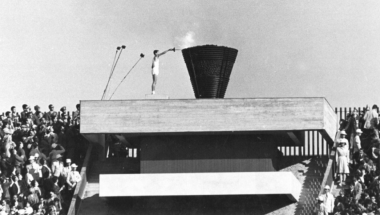 Jošinori Sakai pali olimpijski plamen, Tokio 1964