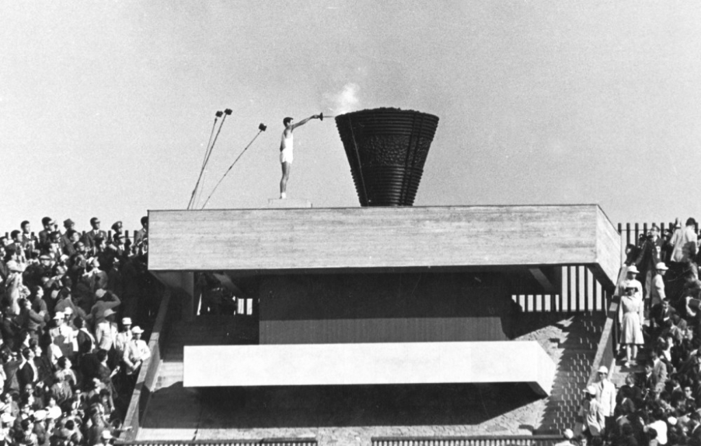 Jošinori Sakai pali olimpijski plamen, Tokio 1964