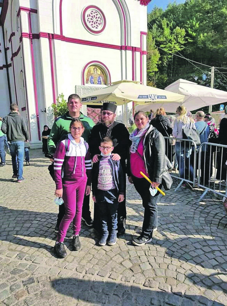 Porodica Filipović sa igumanom Dimitrijem