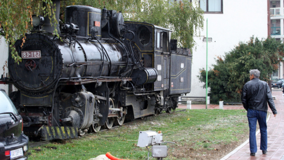 Lokomotiva starog "ćire" na uskom koloseku