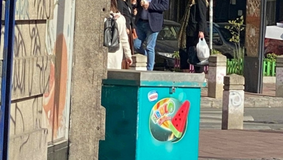 Doktor Nestorović jede kiflu