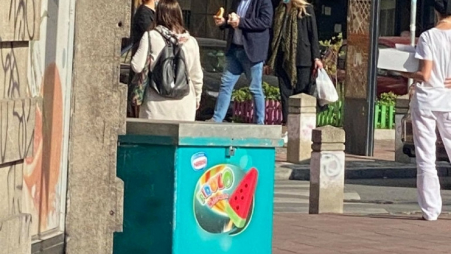 Doktor Nestorović jede kiflu