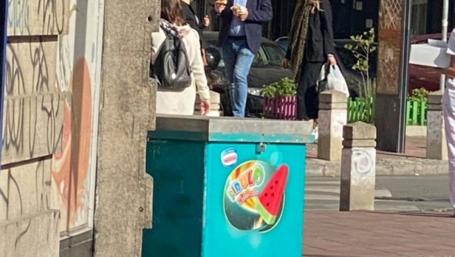 Doktor Nestorović jede kiflu