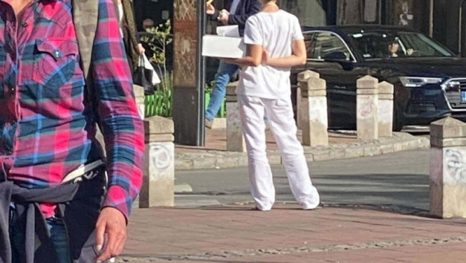 Doktor Nestorović jede kiflu