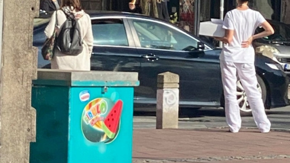 Doktor Nestorović jede kiflu