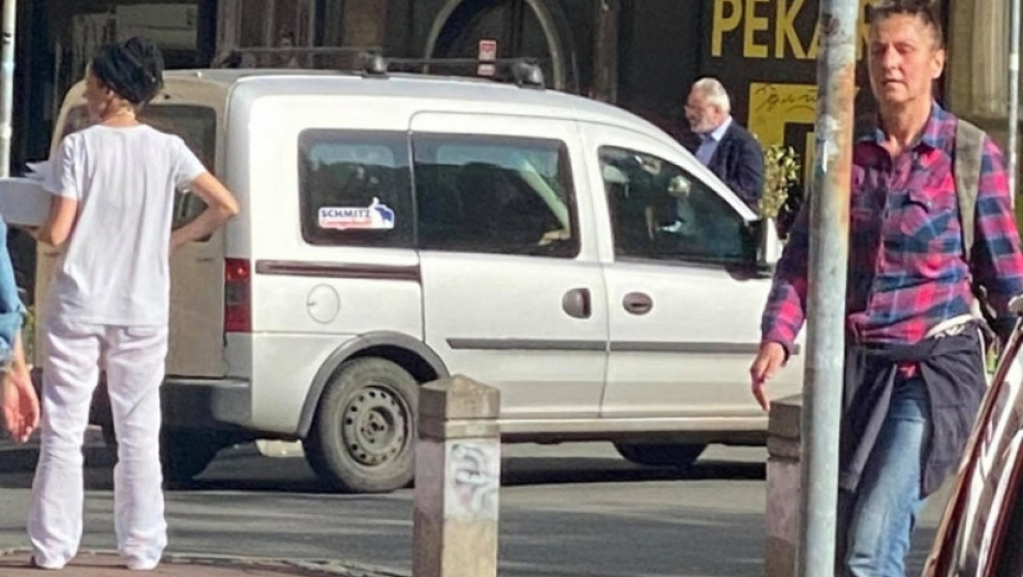 Doktor Nestorović jede kiflu