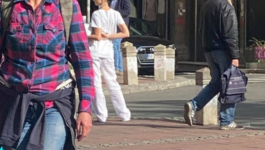 Doktor Nestorović jede kiflu