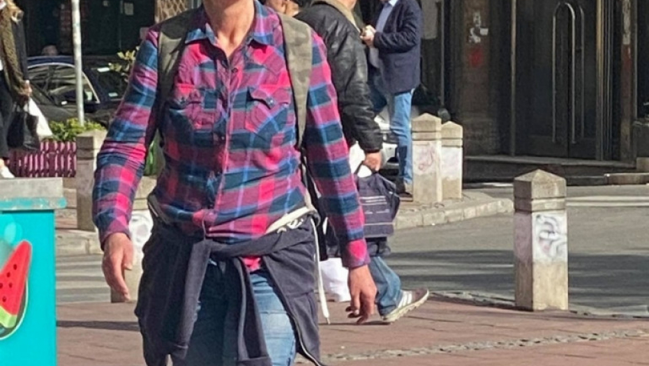 Doktor Nestorović jede kiflu