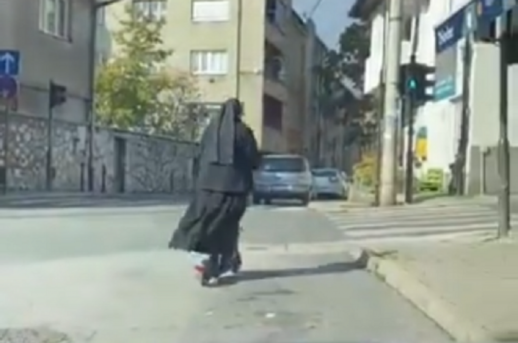 časna sestra na trotinetu