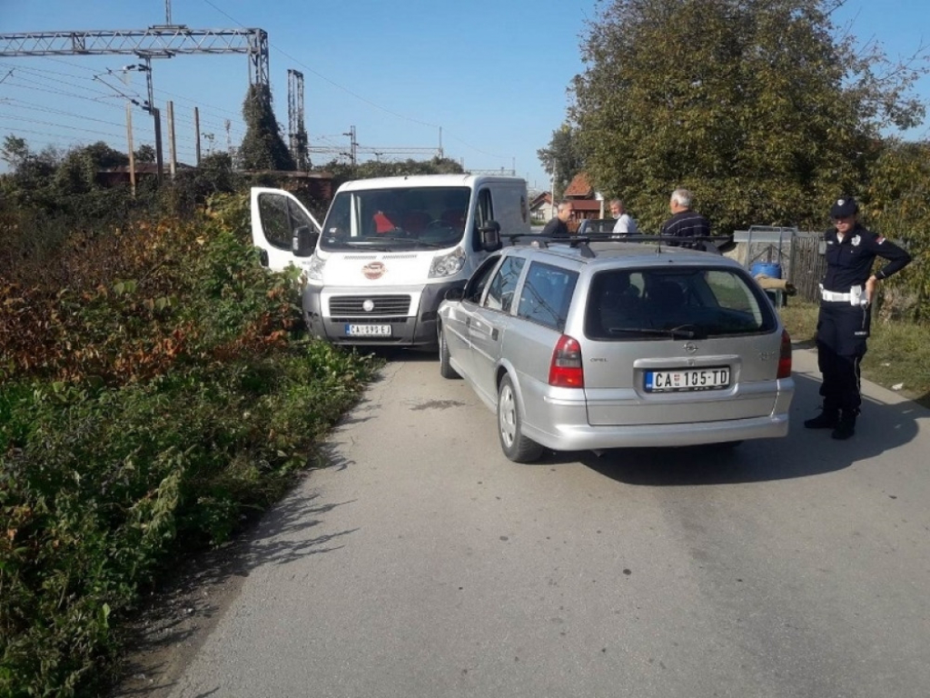 Vozaču Opela pozlilo i pre&scaron;ao u drugu traku