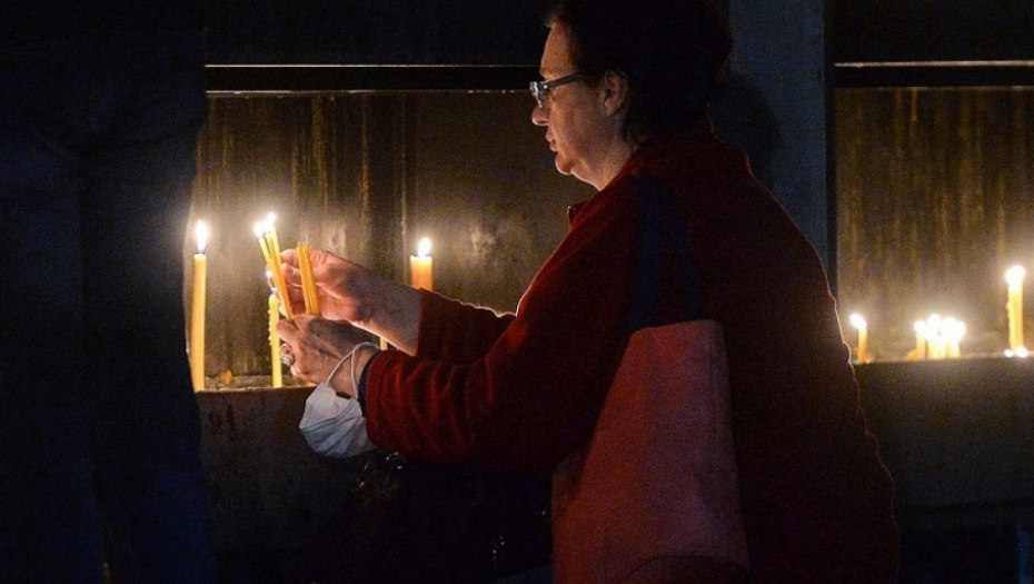 Hram Svetog Save, građani pale sveće