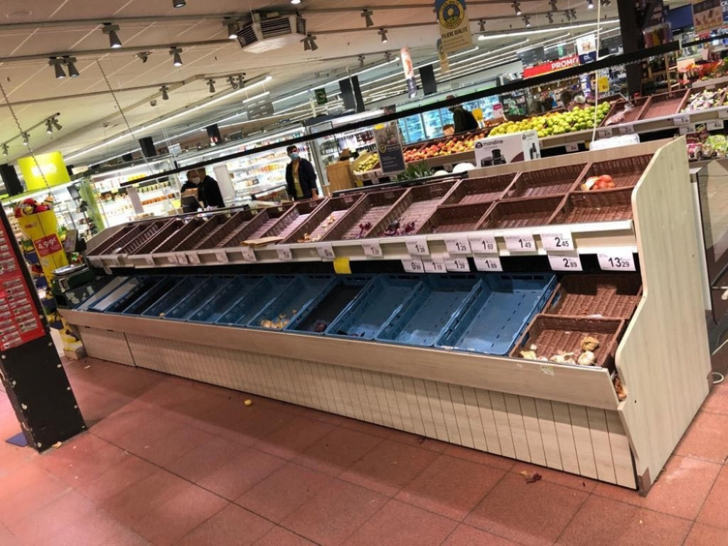 Brisel, prazni rafovi, prodavnica