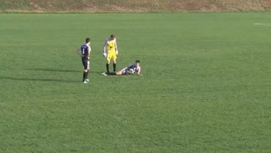 igrač simulira povredu da bi se prekinula utakmica