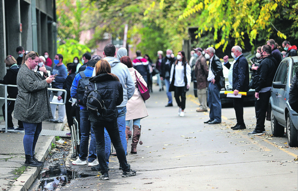 Gužve ispred kovid ambulanti ne jenjavaju