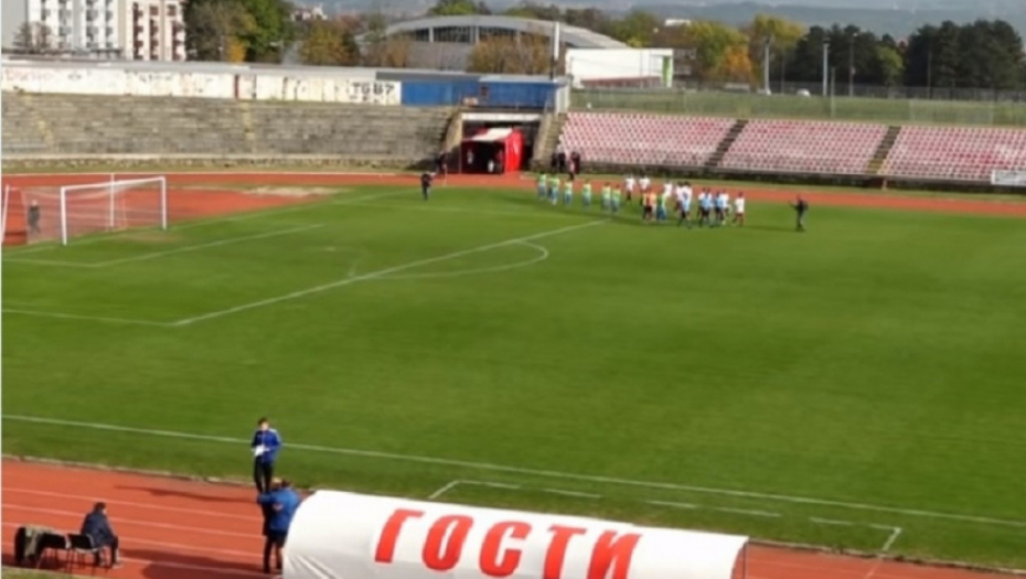 Igrači izlaze na stadion "Čika Dača" u Kragujevcu