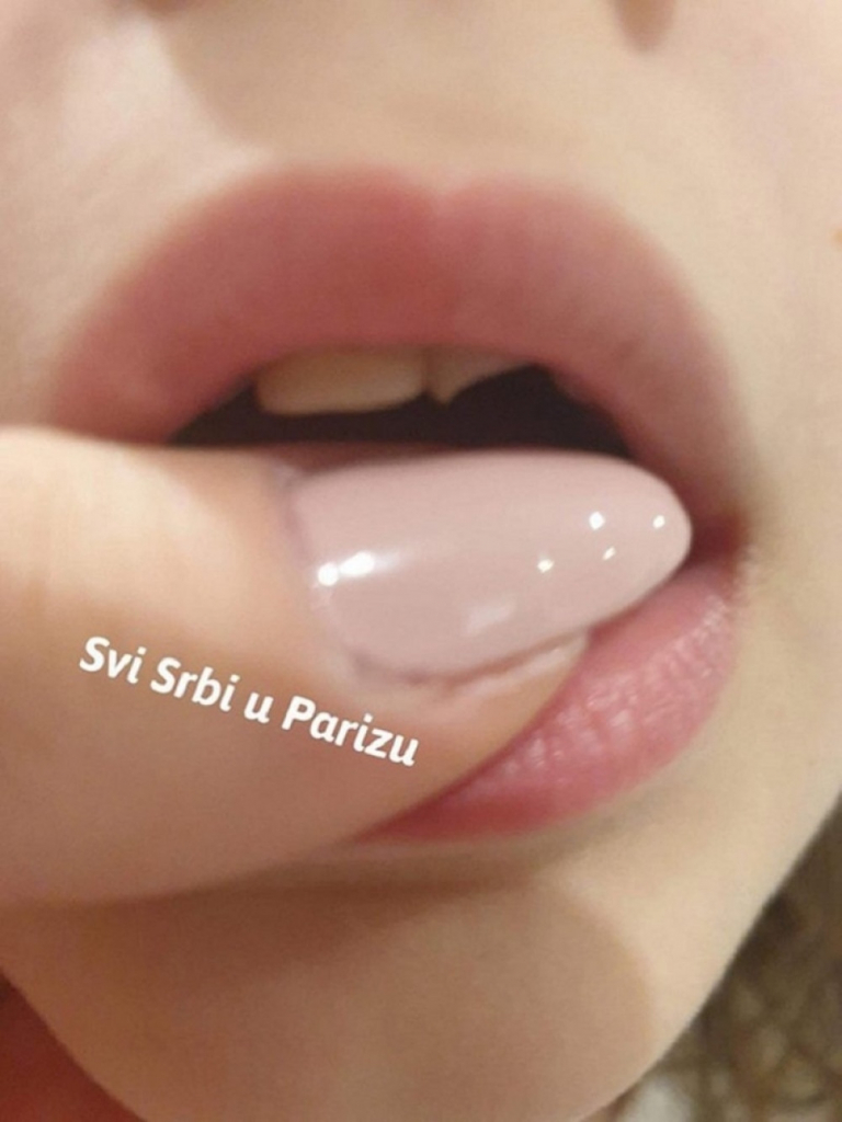 Devojčica, Pariz, &scaron;kola