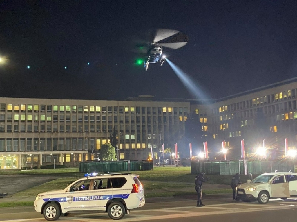 vežbe ispred Palate Srbije