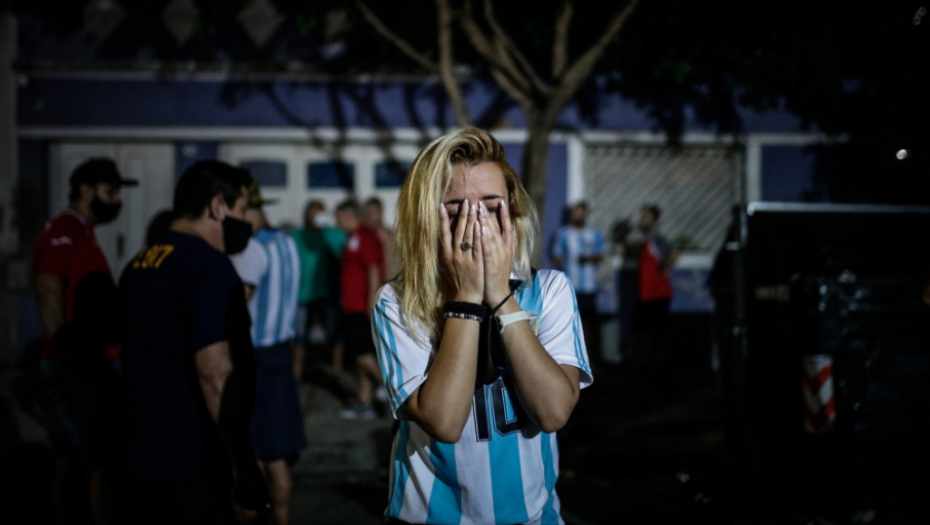 navijačica Argentine plače za Maradonom