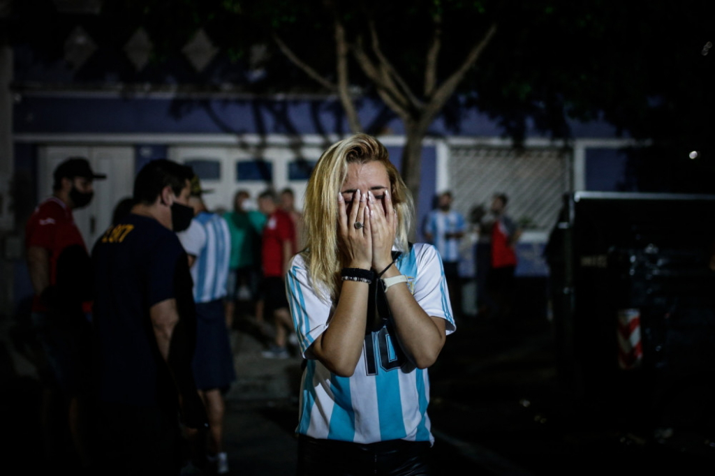 navijačica Argentine plače za Maradonom